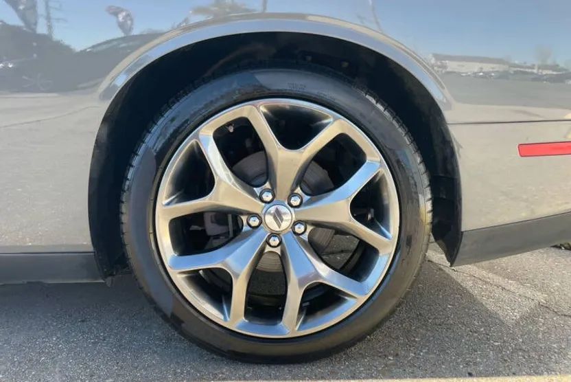 2017 Dodge Challenger R/T Plus photo 1