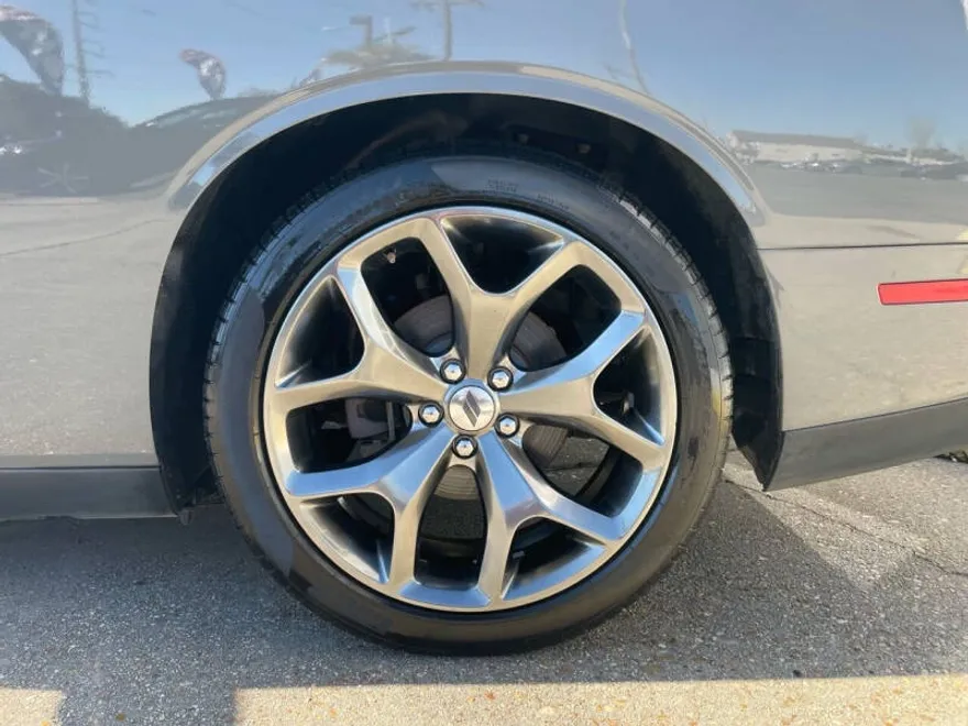 2017 Dodge Challenger R/T Plus photo 1