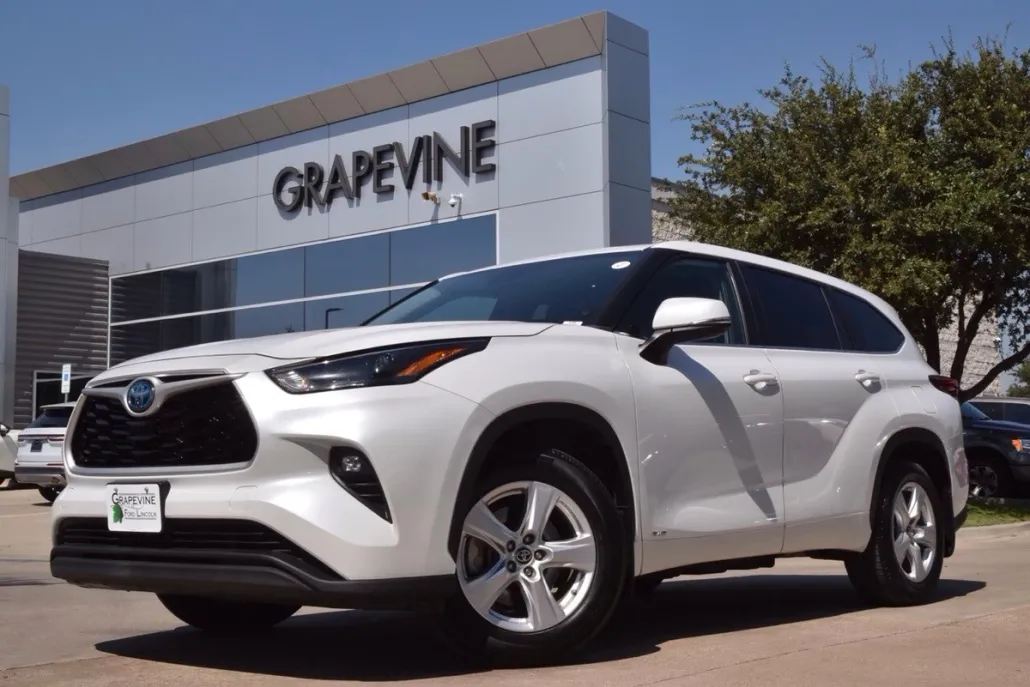 2023 Toyota Highlander Hybrid LE photo 1