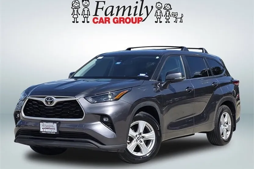 2023 Toyota Highlander LE photo 1