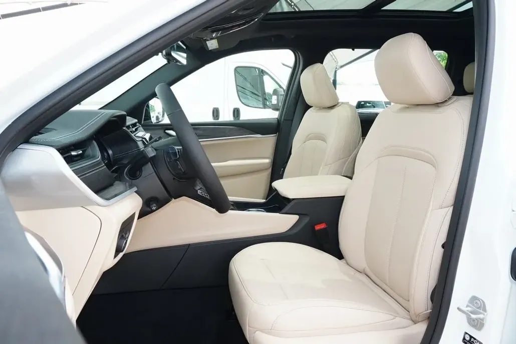 2025 Jeep Grand Cherokee Limited photo 1