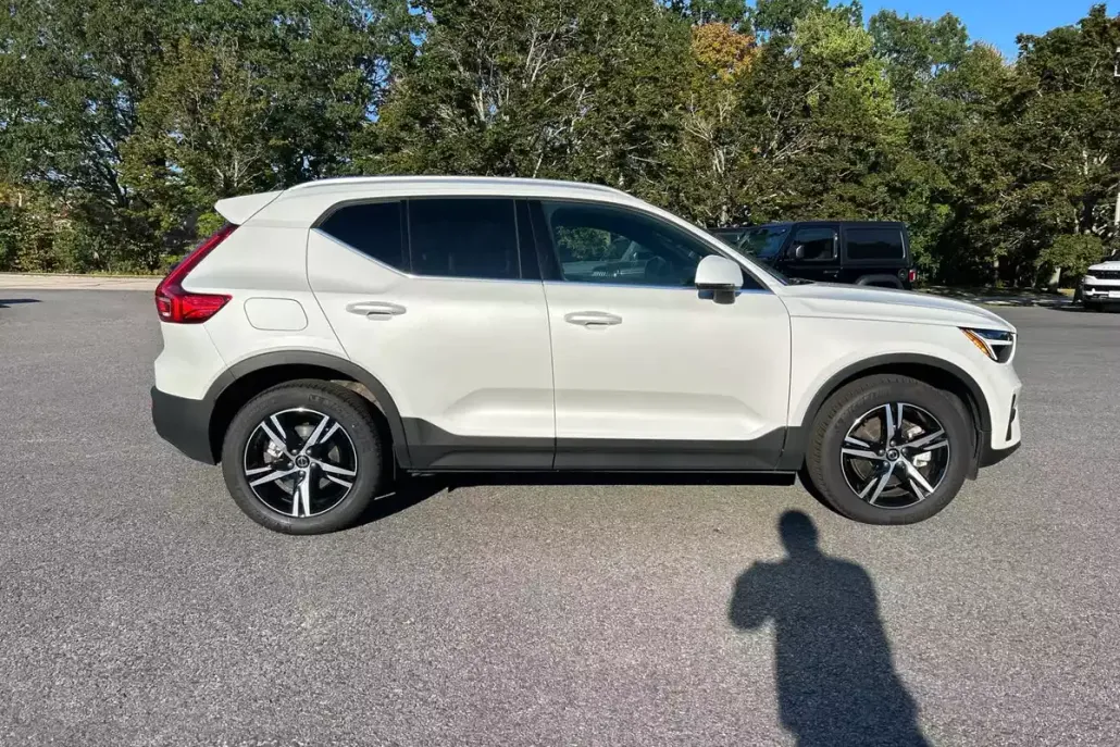 2025 Volvo XC40 Core photo 1