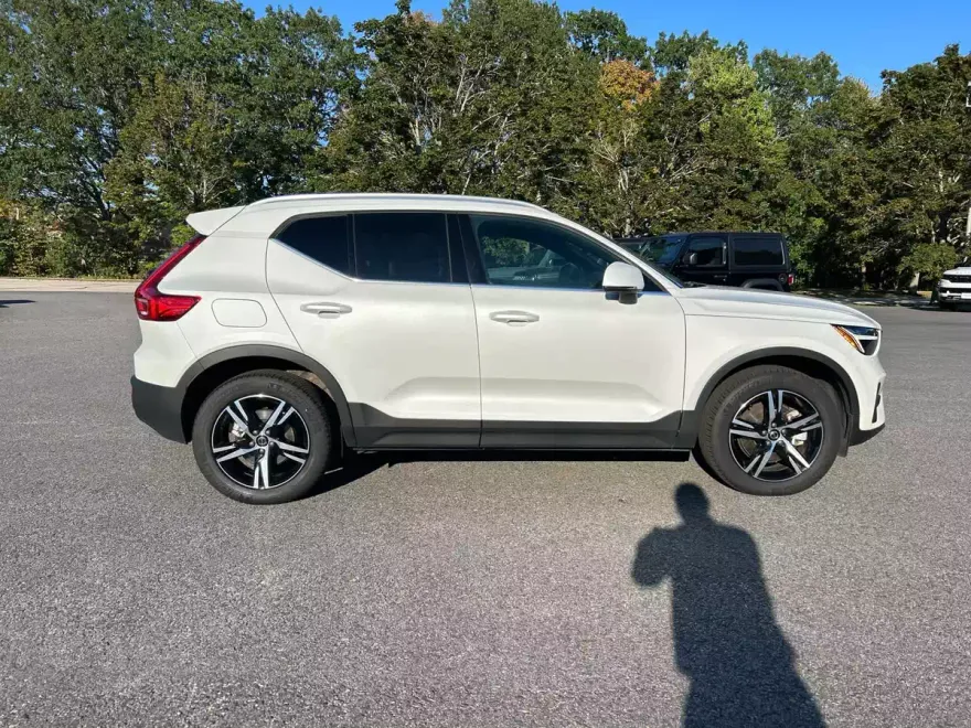 2025 Volvo XC40 Core photo 1
