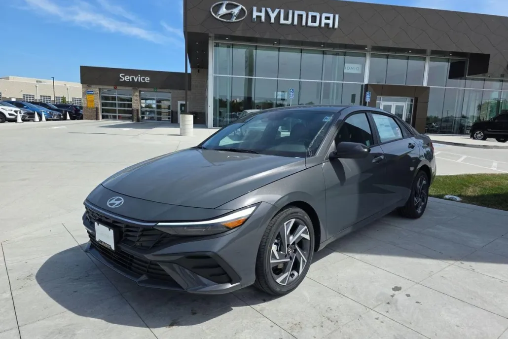 2025 Hyundai Elantra SEL Sport photo 1