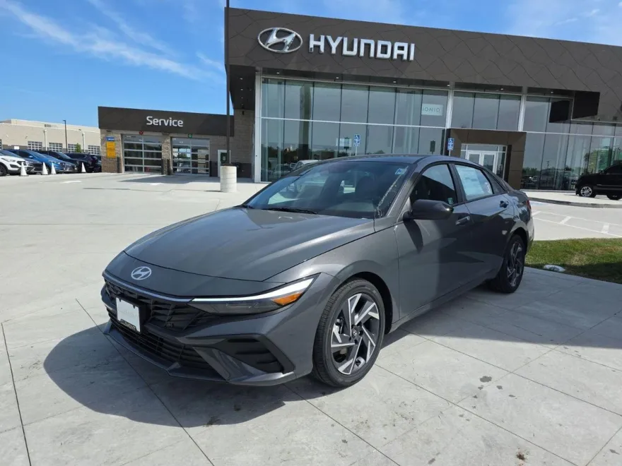 2025 Hyundai Elantra SEL Sport photo 1