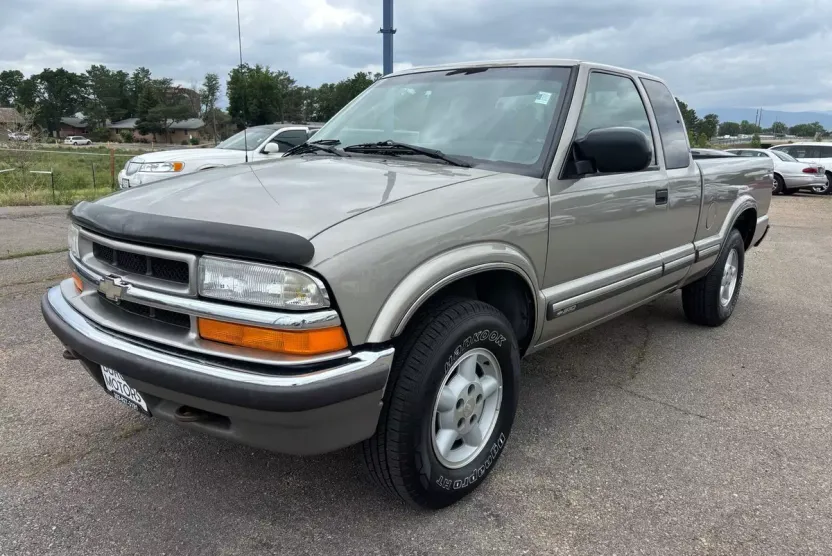 2000 Chevrolet S-10 Pickup photo 1