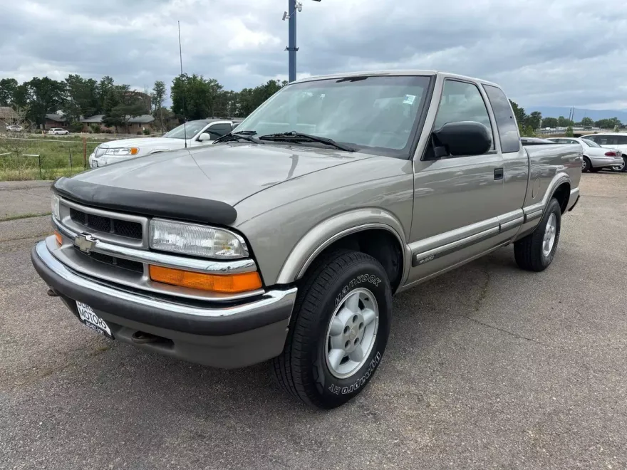 2000 Chevrolet S-10 Pickup photo 1