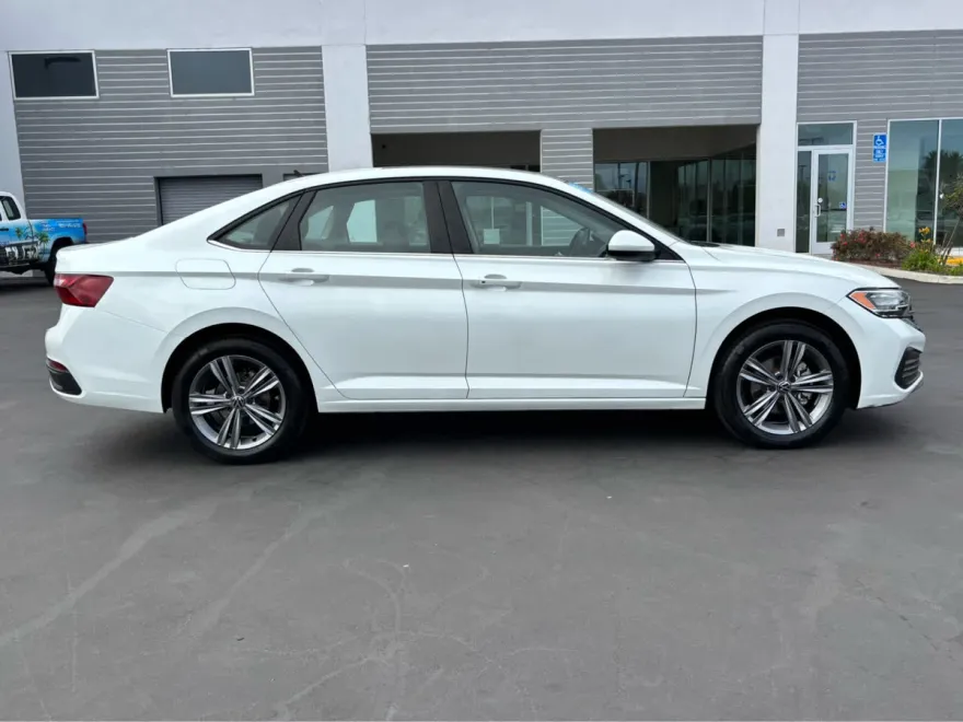 2023 Volkswagen Jetta SE photo 1