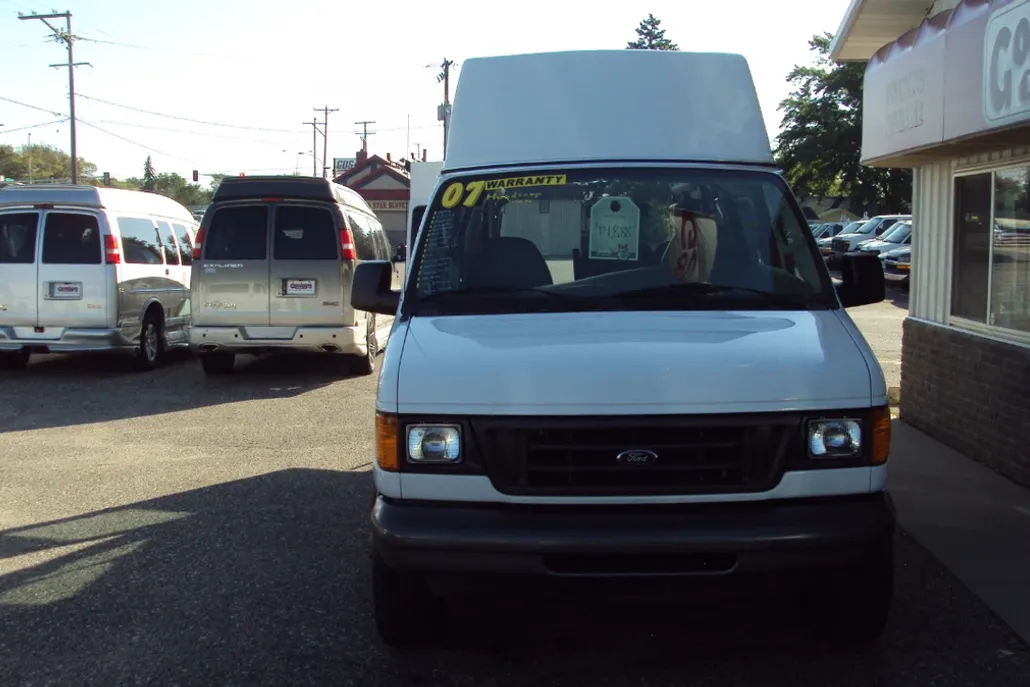 2007 Ford E-150 photo 1