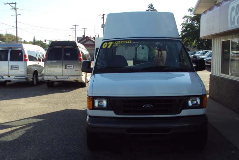 2007 Ford E-150 photo 1
