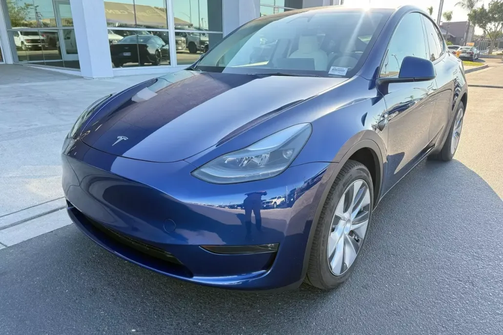 2024 Tesla Model Y Long Range photo 1