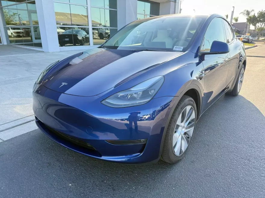2024 Tesla Model Y Long Range photo 1