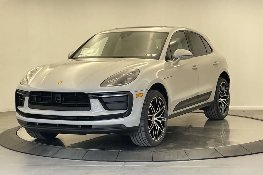 2026 Porsche Macan Base photo 1