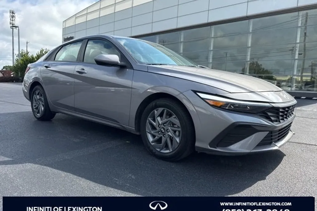 2024 Hyundai Elantra SEL photo 1