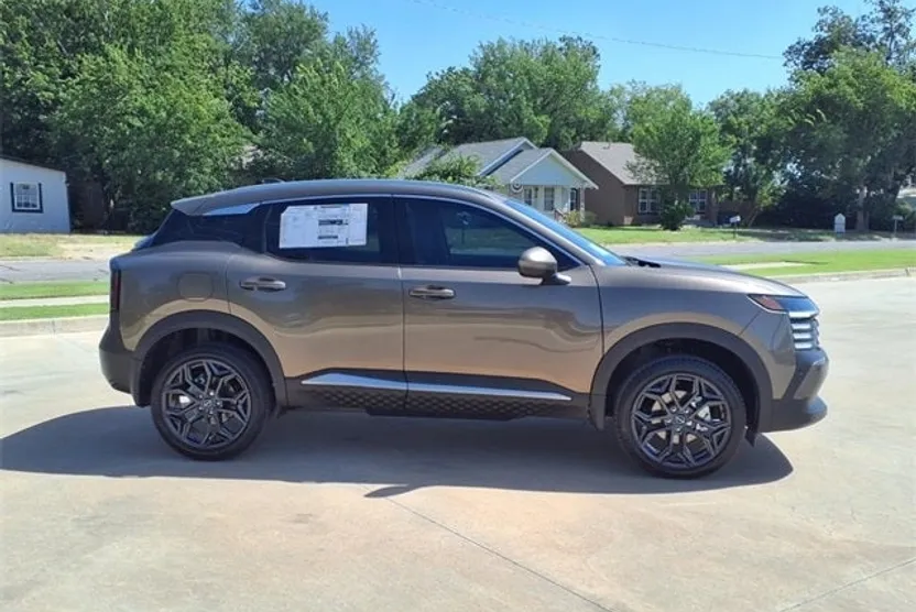 2025 Nissan Kicks SR photo 1