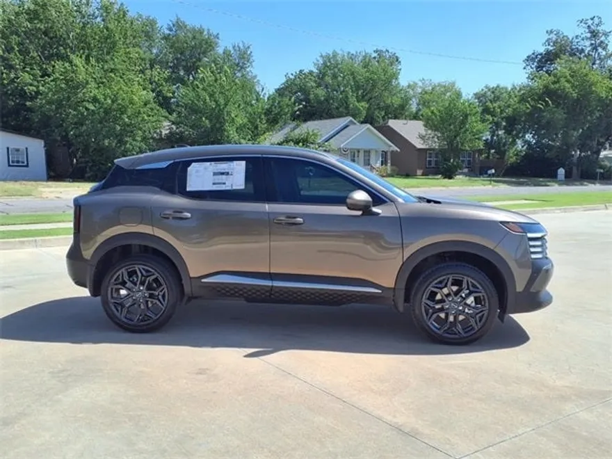 2025 Nissan Kicks SR photo 1