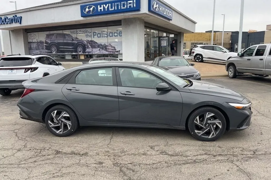 2025 Hyundai Elantra SEL Sport photo 1