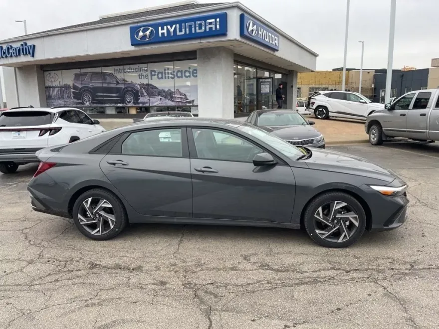 2025 Hyundai Elantra SEL Sport photo 1