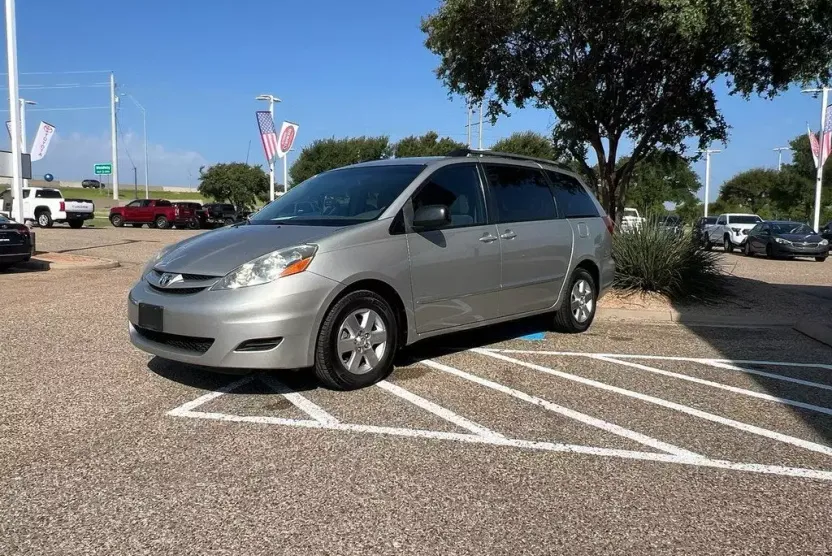 2007 Toyota Sienna LE photo 1