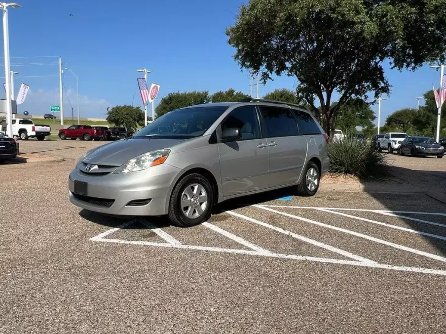 2007 Toyota Sienna LE photo 1