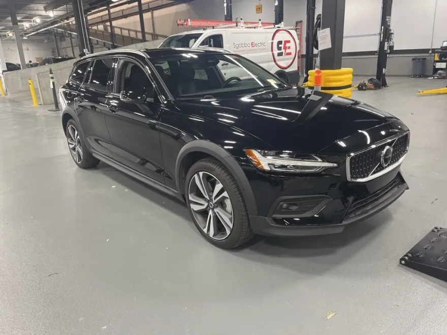 2025 Volvo V60 Cross Country B5 Plus photo 1