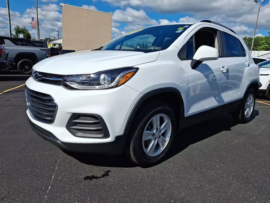 2022 Chevrolet Trax LT photo 1