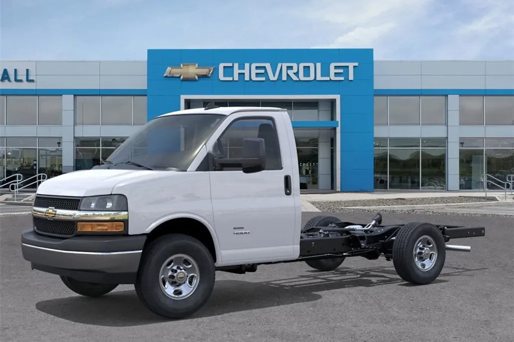 2025 Chevrolet Express Cutaway 3500 photo 1
