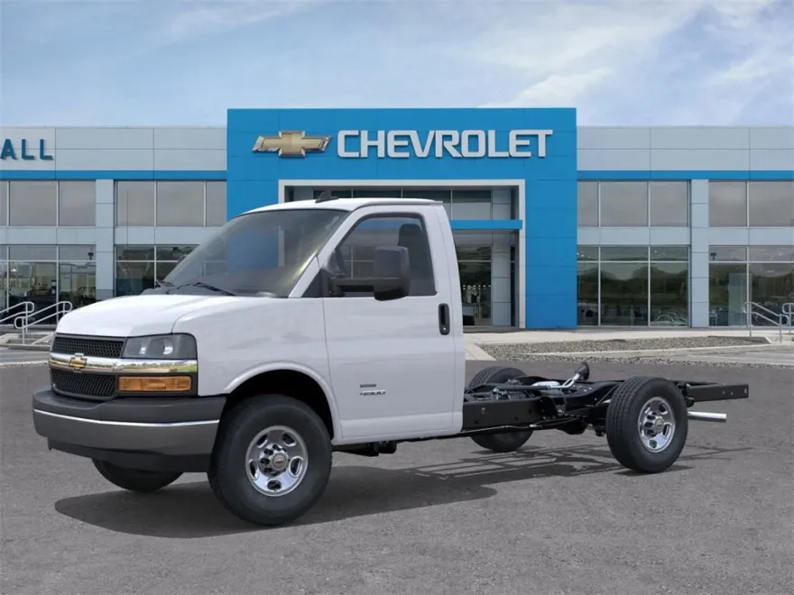 2025 Chevrolet Express Cutaway 3500 photo 1