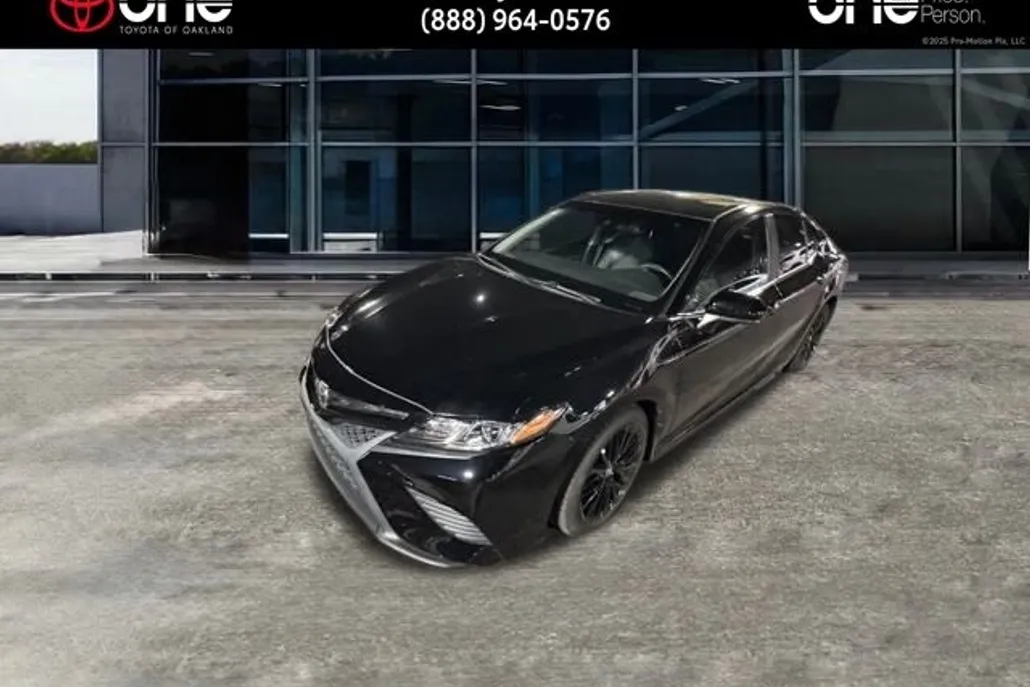 2020 Toyota Camry SE photo 1
