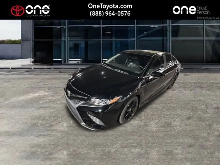 2020 Toyota Camry SE photo 1
