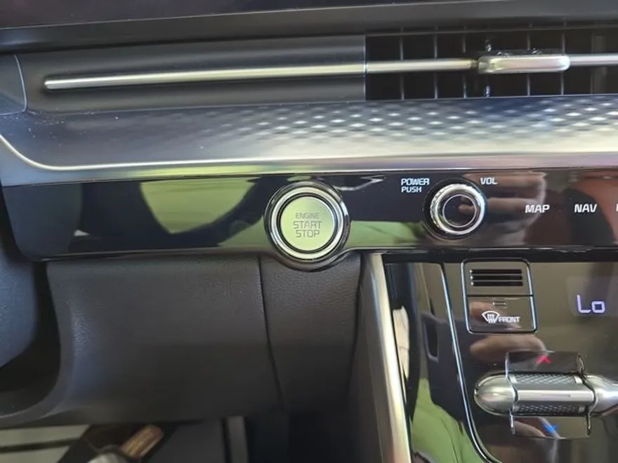 2024 Kia Carnival SX Prestige photo 1