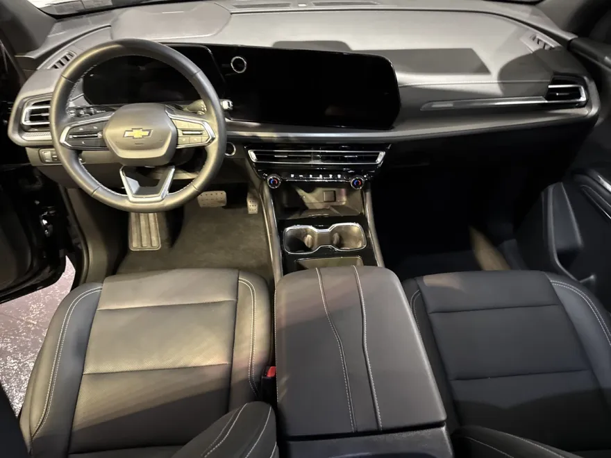 2025 Chevrolet Traverse photo 1
