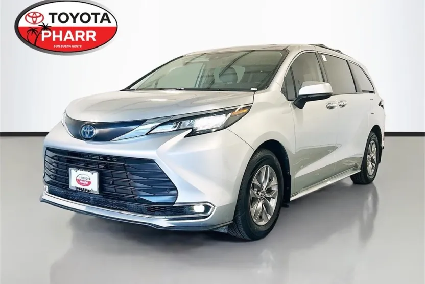 2022 Toyota Sienna XLE photo 1