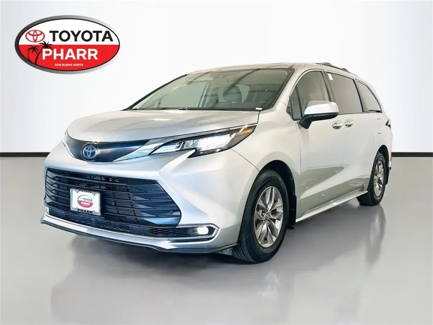 2022 Toyota Sienna XLE photo 1