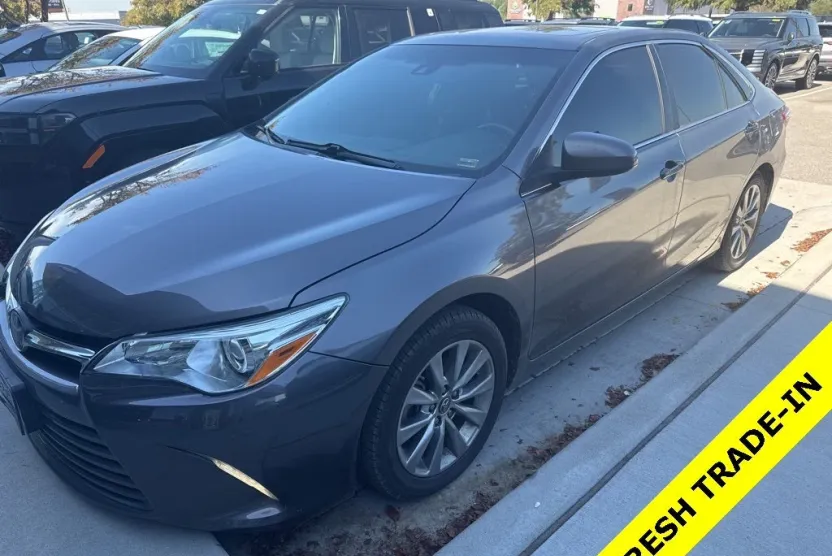 2017 Toyota Camry XLE photo 1
