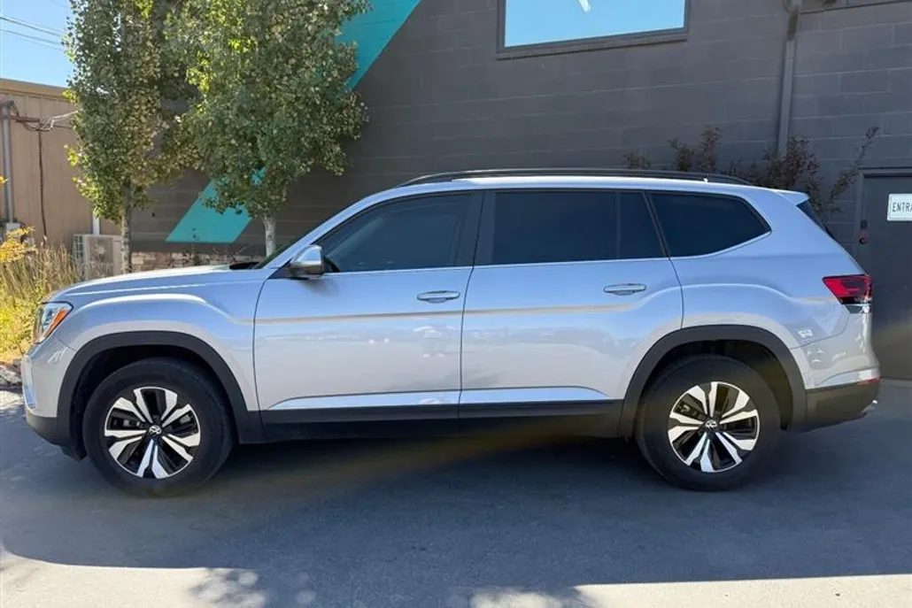 2024 Volkswagen Atlas SE photo 1
