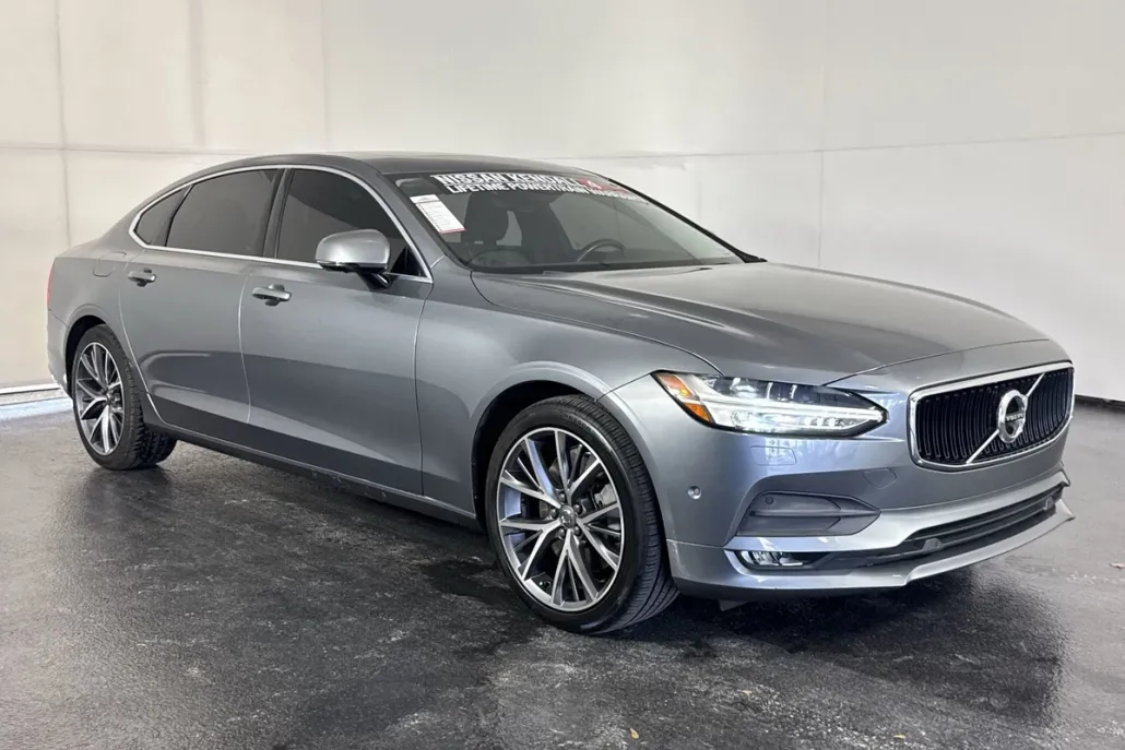 2018 Volvo S90 Momentum photo 1