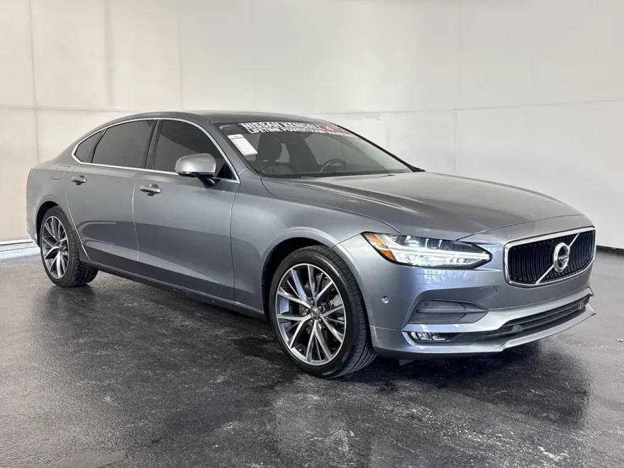 2018 Volvo S90 Momentum photo 1