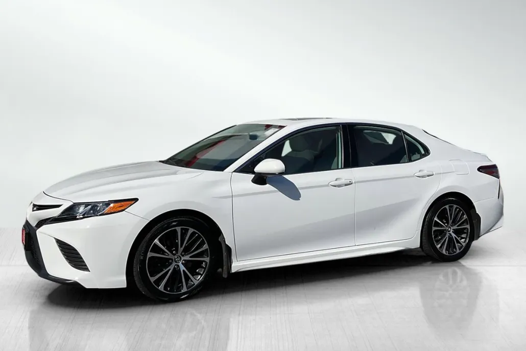 2019 Toyota Camry SE photo 1