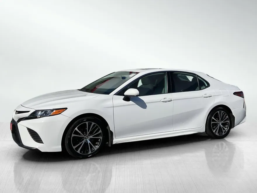2019 Toyota Camry SE photo 1