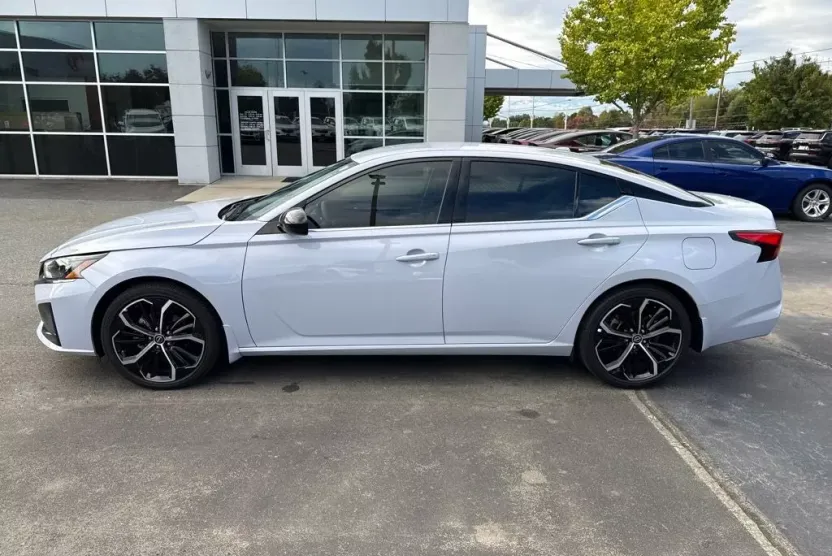 2025 Nissan Altima SR photo 1