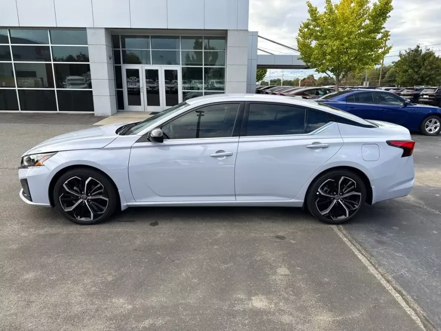 2025 Nissan Altima SR photo 1