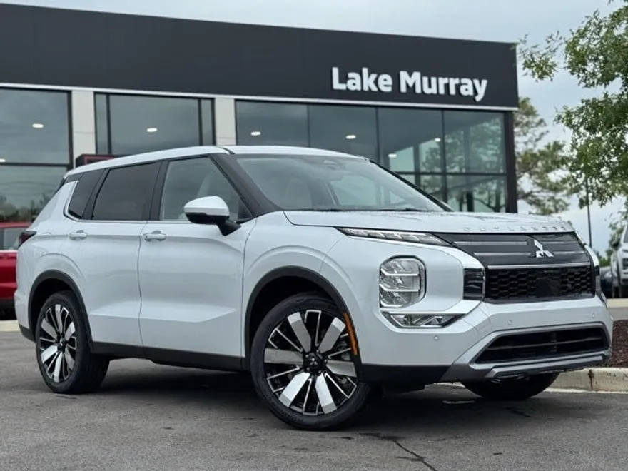 2025 Mitsubishi Outlander SE photo 1