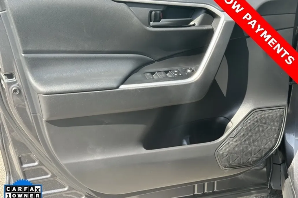 2022 Toyota RAV4 LE photo 1