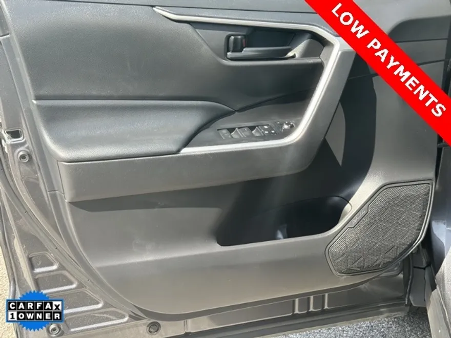 2022 Toyota RAV4 LE photo 1