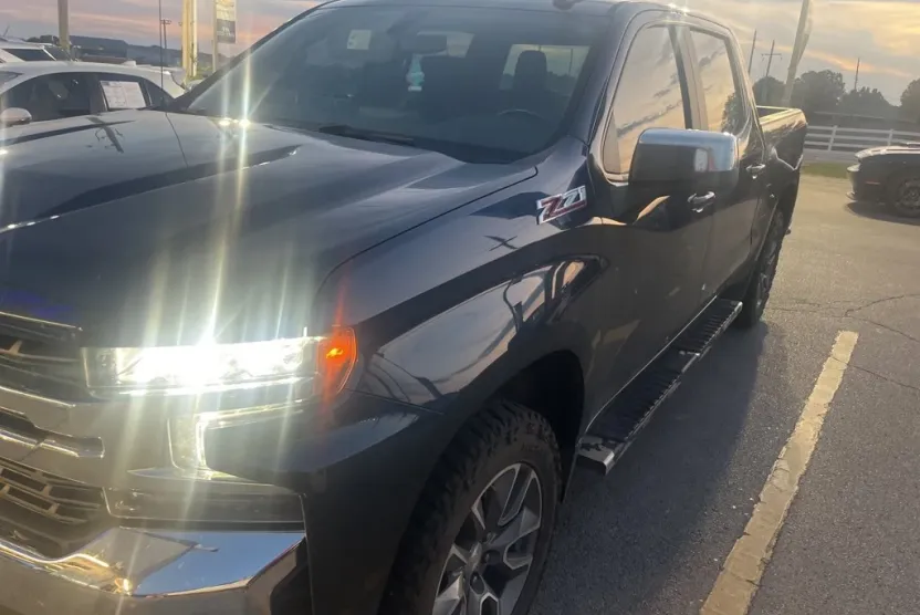 2022 Chevrolet Silverado 1500 LT photo 1
