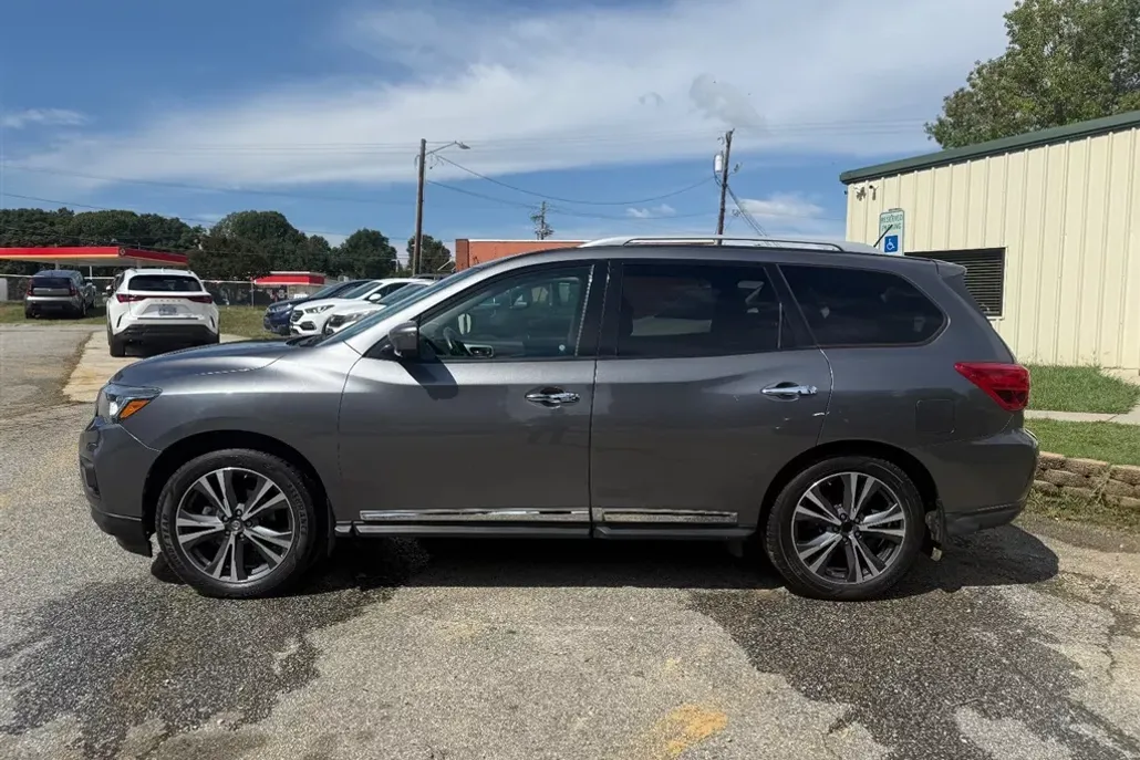 2017 Nissan Pathfinder Platinum photo 1