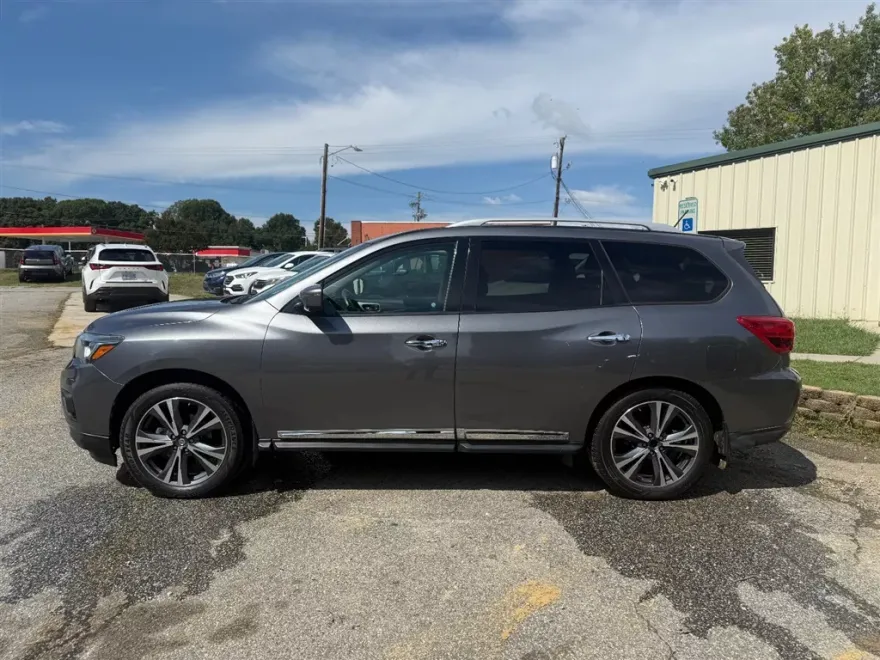 2017 Nissan Pathfinder Platinum photo 1