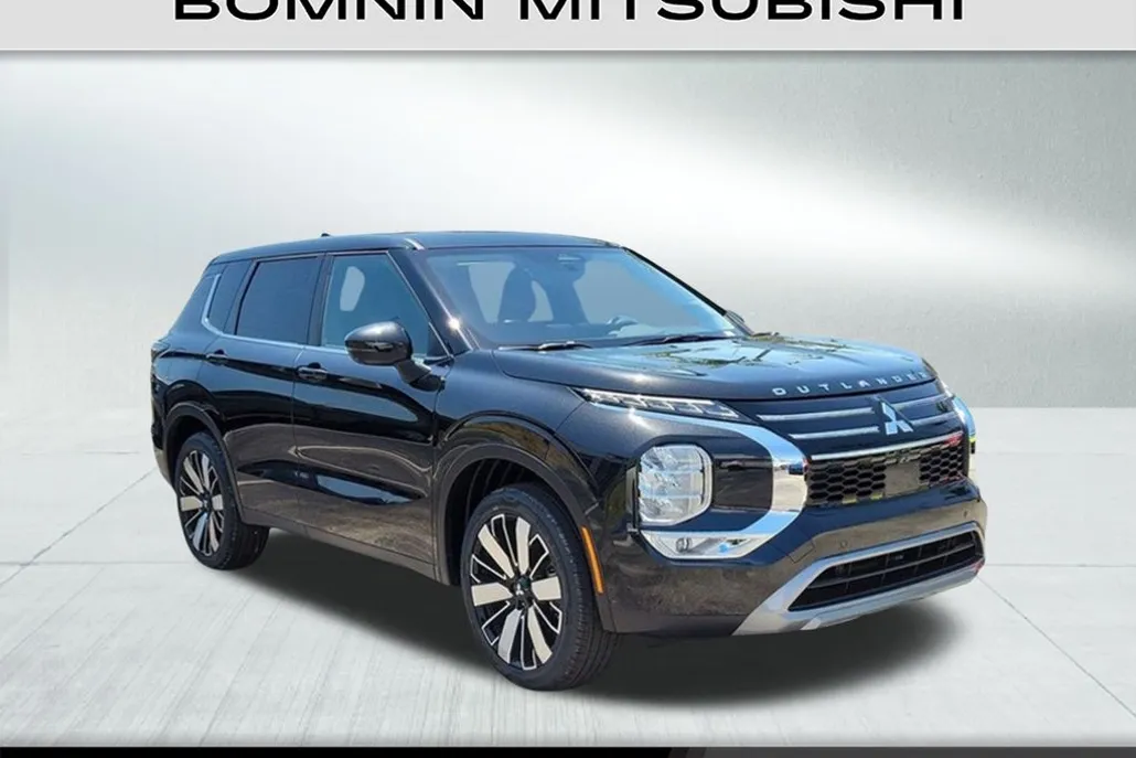 2025 Mitsubishi Outlander SE photo 1