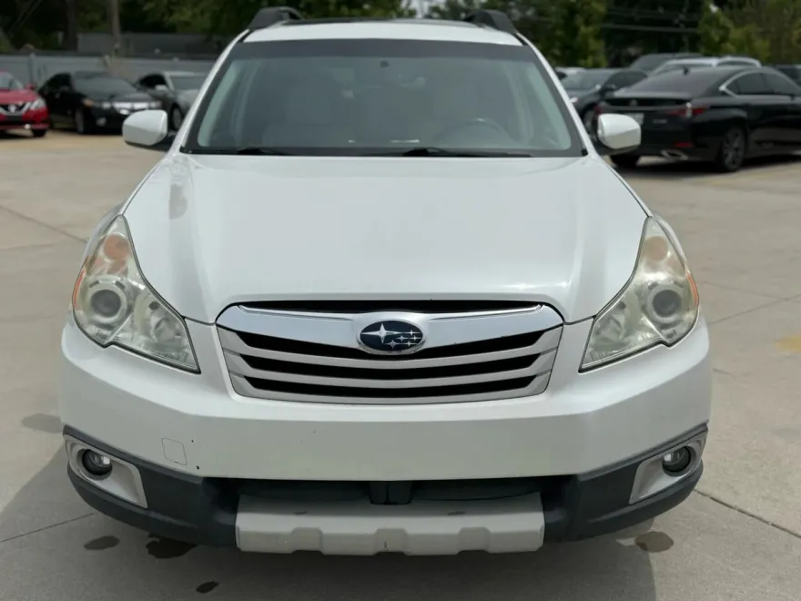 2010 Subaru Outback 2.5i Limited photo 1
